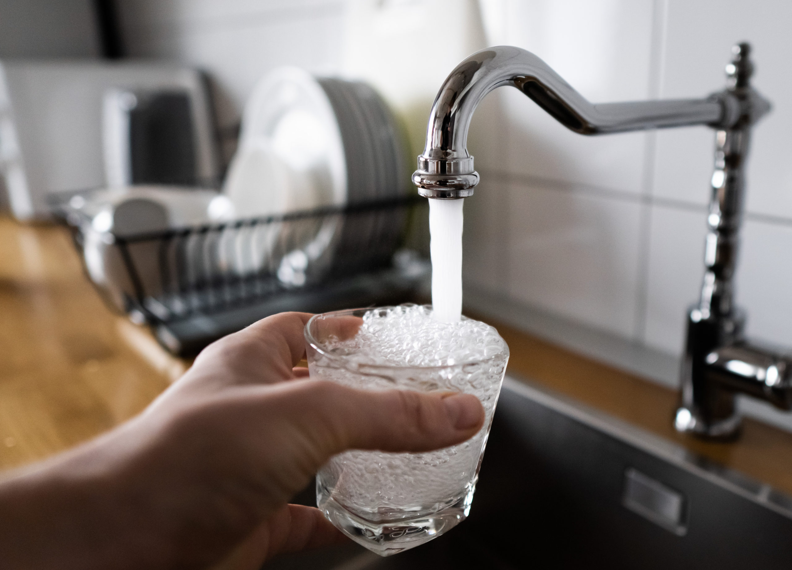 Подай воду. Питьевая вода в офис из крана. Glass of Water in Kitchen. Кругляшками накрошила водой залила.